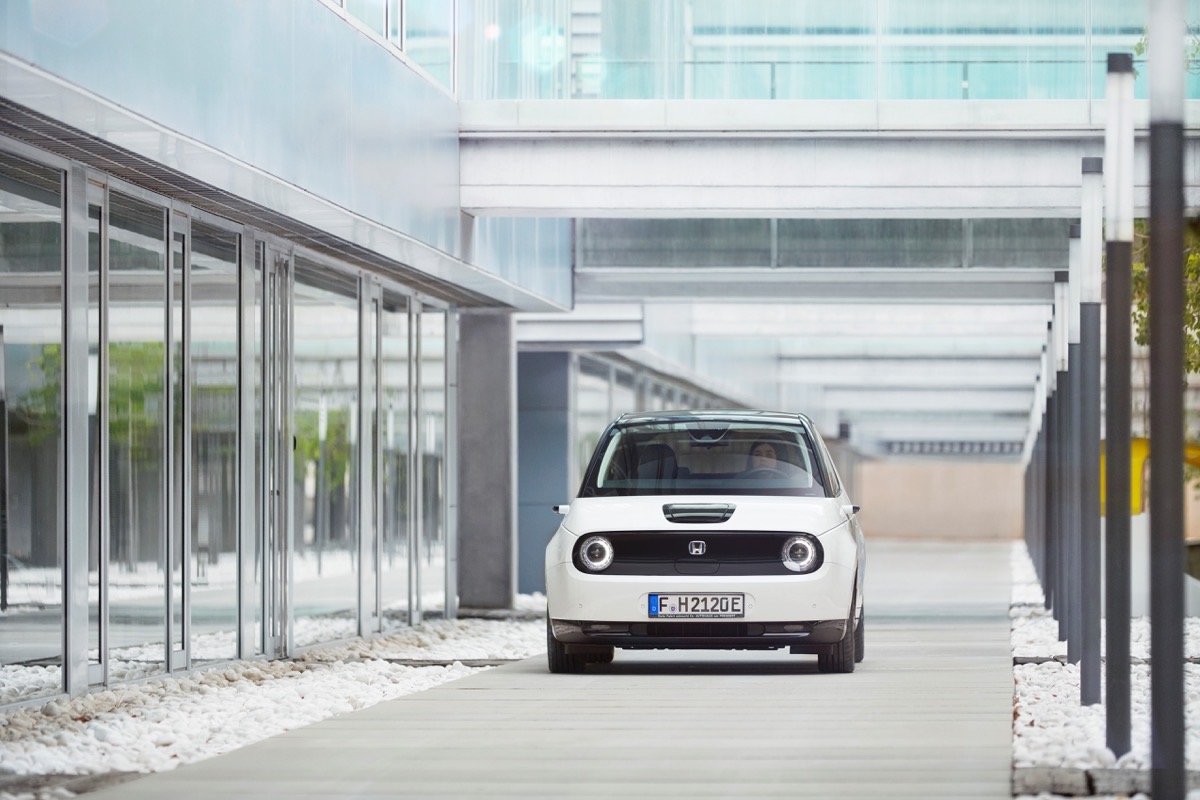 Honda E elettrica bianca frontale