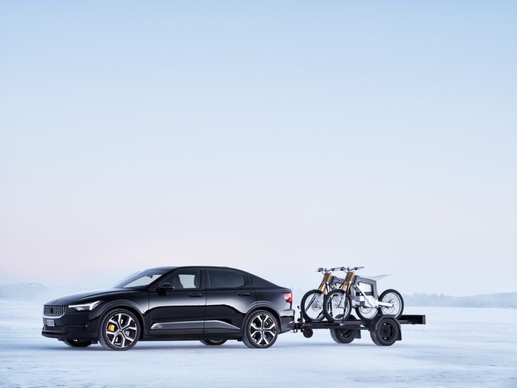 Polestar 2, auto elettrica con gancio di traino