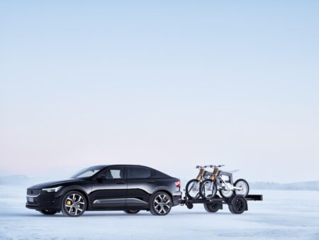 Polestar 2, auto elettrica con gancio di traino